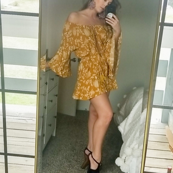 💛 Yellow Bell Sleeved Romper - Picture 5 of 7
